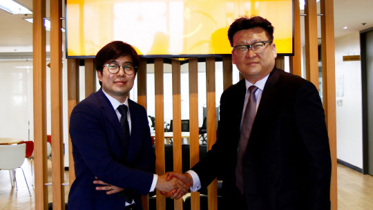 박상호 지란지교소프트 오피스웨어사업부장(왼쪽)이 김현석 SBCK 클라우드사업총괄 실장과 '클라우드 기반 정보유출방지 솔루션' 국내 유통계약을 체결한 뒤 기념촬영을 하고 있다.  지란지교소프트 제공